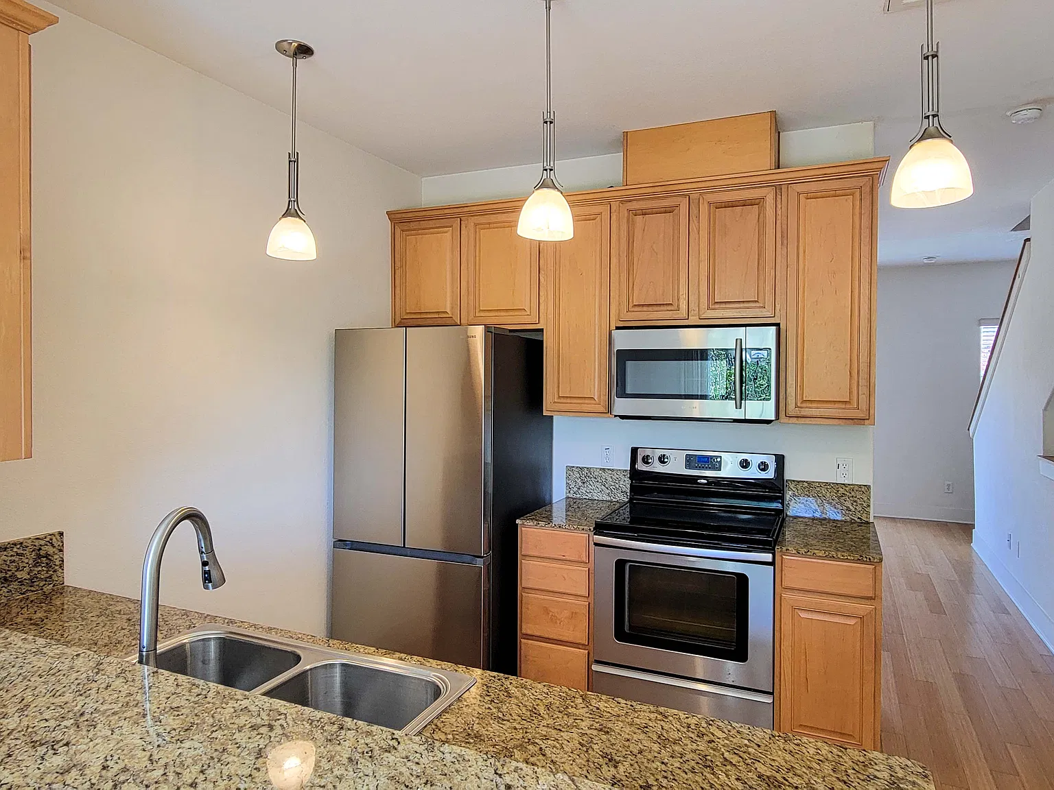 3 bed, 2.5 bath, 1376 sqft, $1,645 — Photo 3
