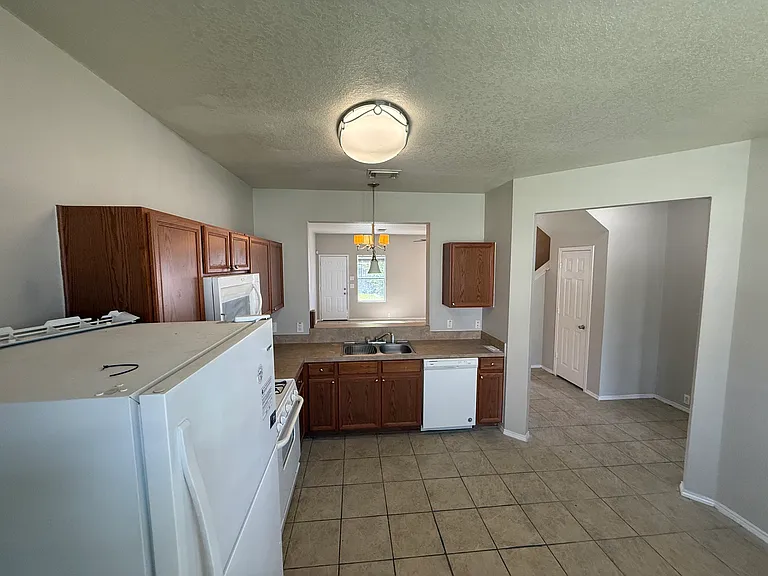 2114 Village Crossing Trl — Photo 5