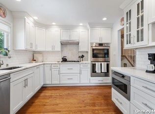 5 Dorothea St, Plainview, NY 11803