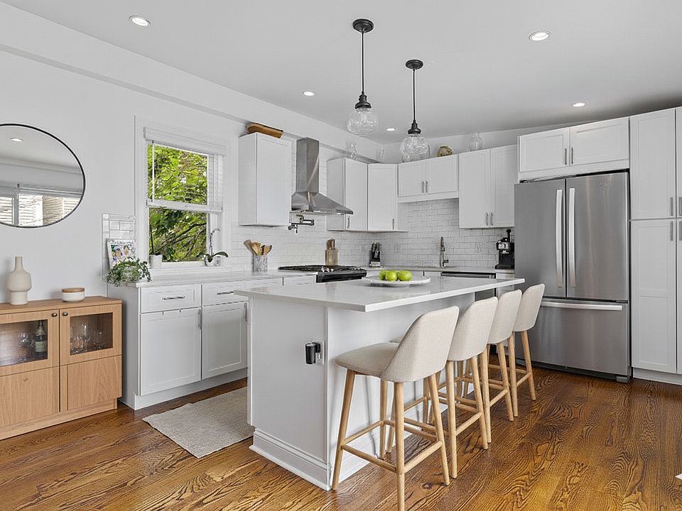 2nd image of 107 Putnam St #Penthouse