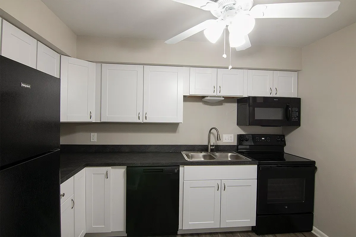 Elmwood Apartments — Photo 2