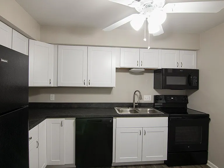 Elmwood Apartments — Photo 2