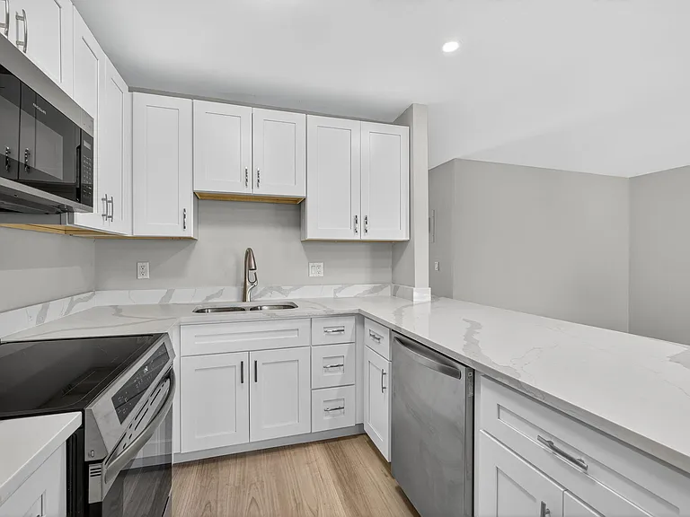 42 Easthampton B — Photo 14