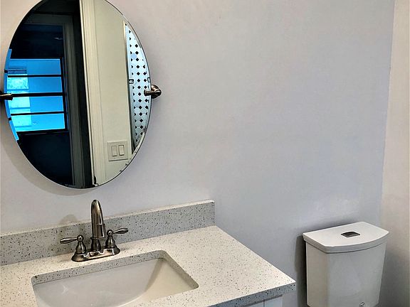 Qtz Vanity, Comfort Toilet