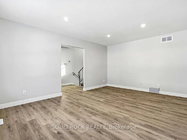 2158 Fillmore Cres — Photo 8