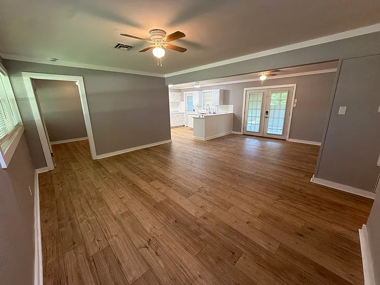 1610 Dudley Ln — Photo 4
