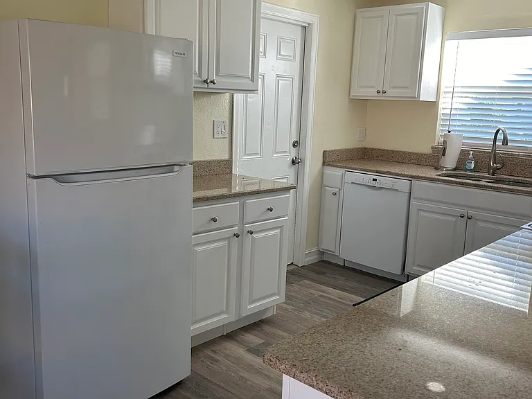 845 Larkview St — Photo 3