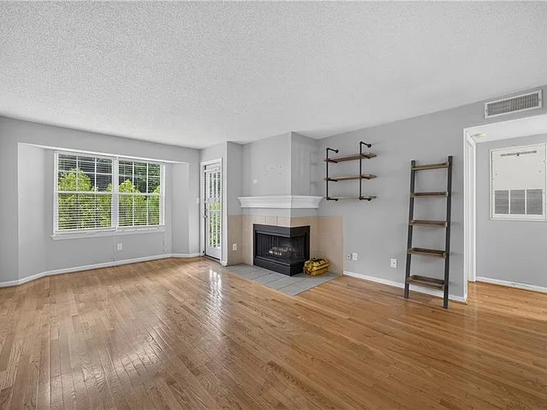 1021 Chastain Park Ct NE — Photo 3