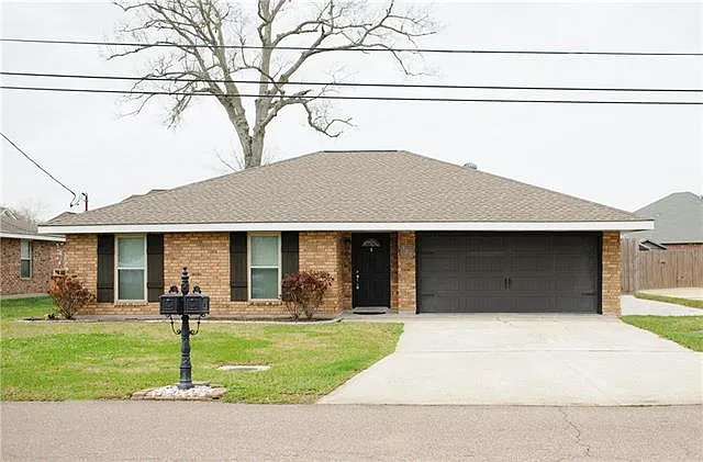 322 Valencia Dr — Photo 1