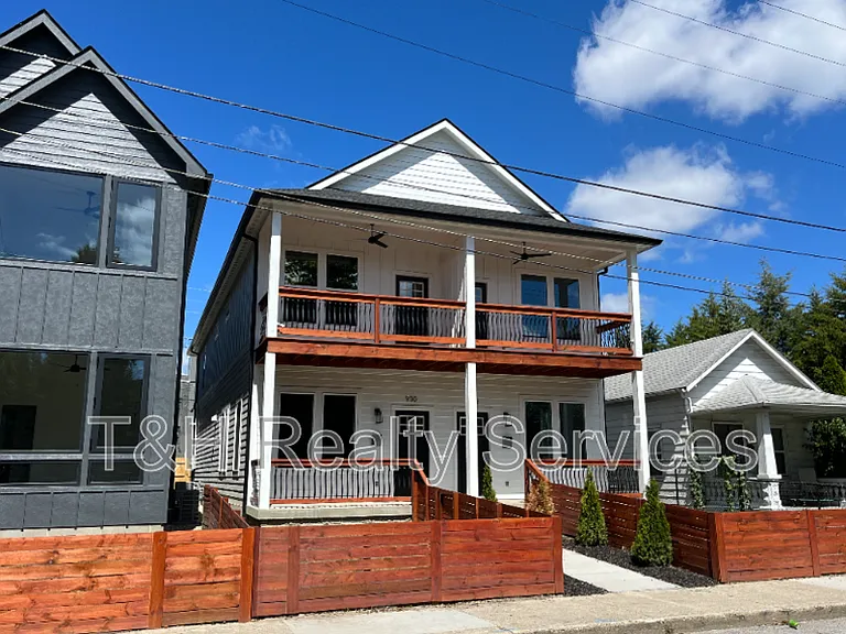 930 Woodlawn Ave — Photo 2