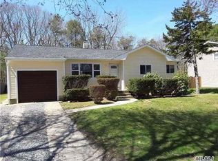 14 Cinque Ln, Bayport, NY 11705