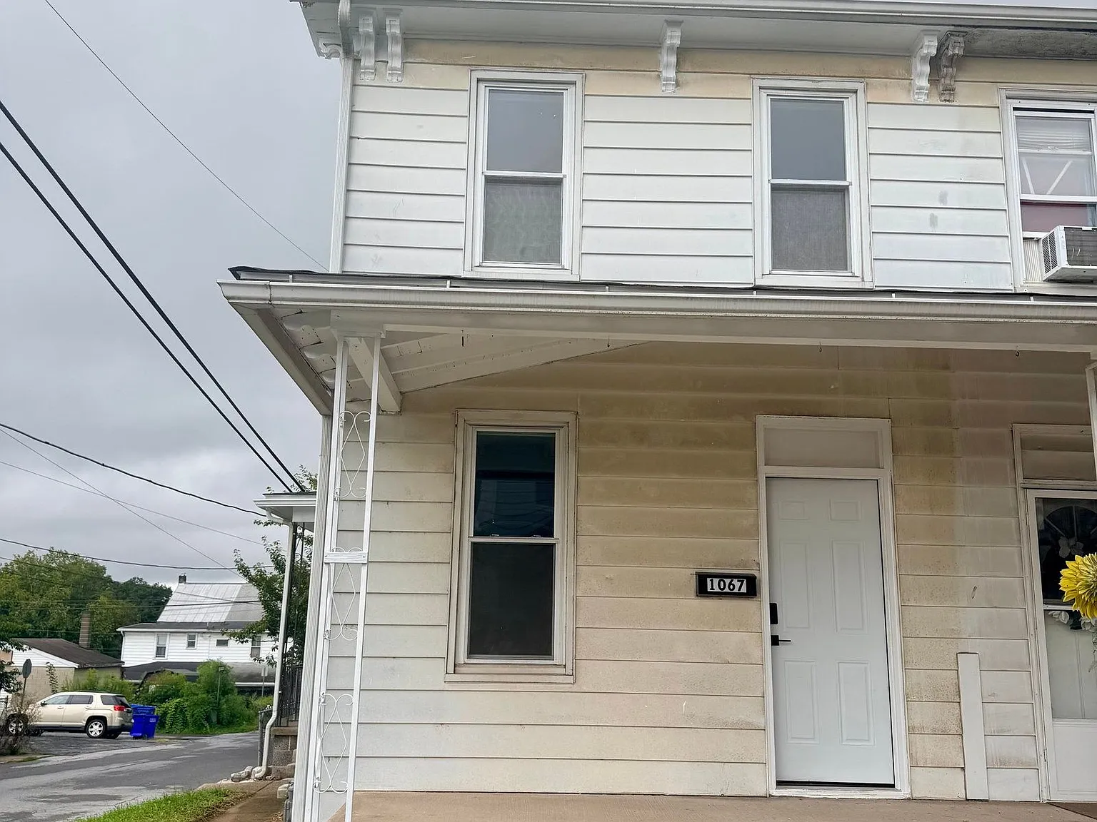 3 bed, 1.0 bath, 1400 sqft, $1,625 — Photo 1