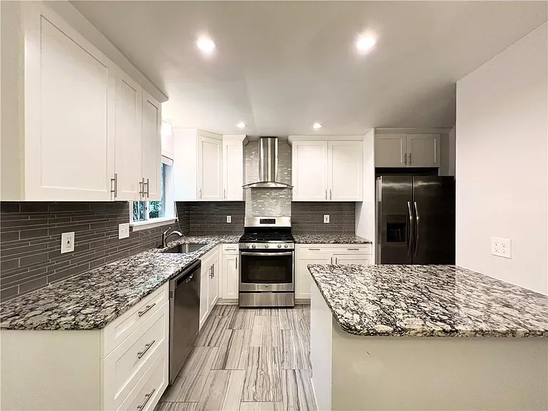 710 Creekwood Xing — Photo 9