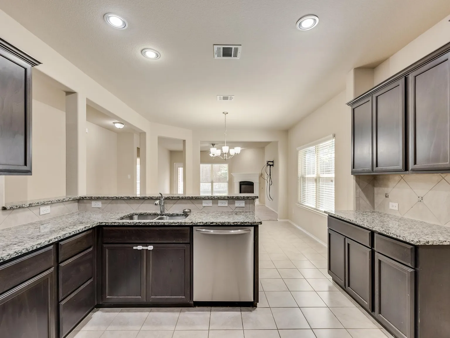 4 bed, 3.5 bath, 2223 sqft, $2,695 — Photo 4