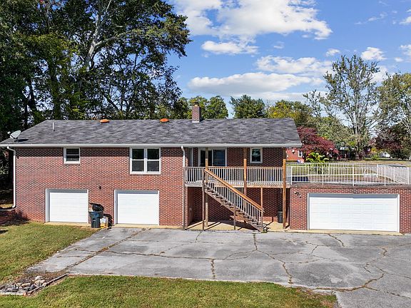 4th image of 203 Flower Lane Dr