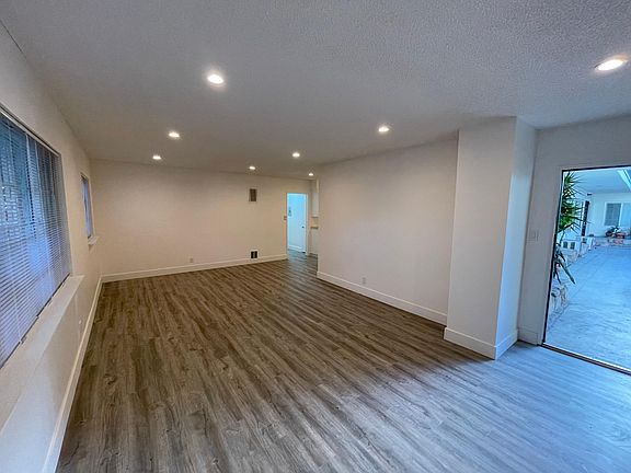 5th image of 829 N San Vicente Blvd #8