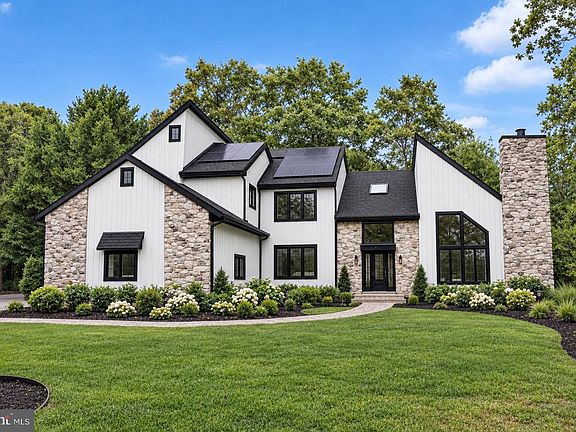 2nd image of 209 Shady Knoll Ln
