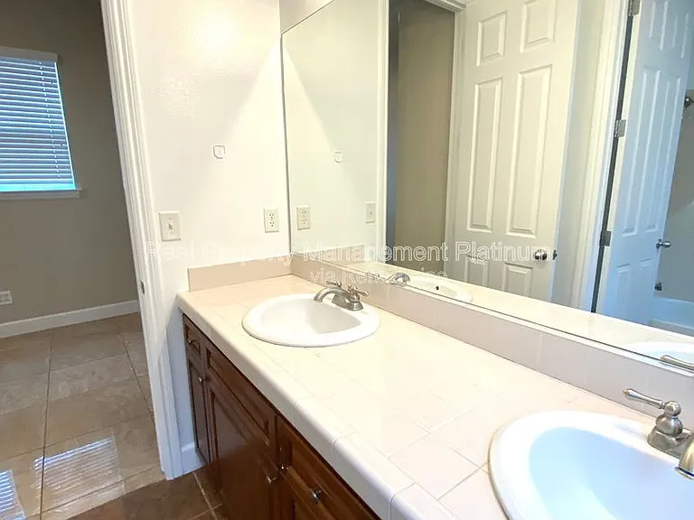 5801 W Chennault Ave — Photo 11