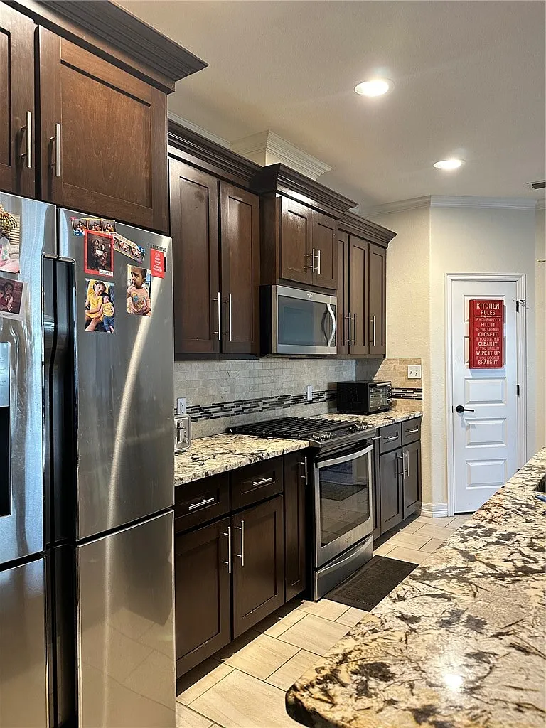 4 bed, 2.0 bath, 2026 sqft, $2,650 — Photo 4