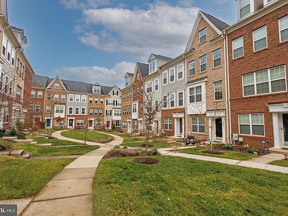 3rd image of 7237 Silver Thorn Way