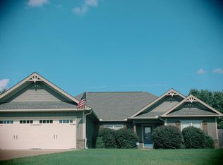 11 Greyhawk Ct, Fort Mitchell, AL 36856