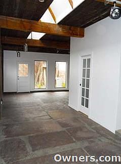 Front unit- bath toward back room