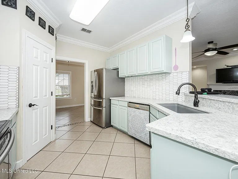 15208 Lisa Dr — Photo 20