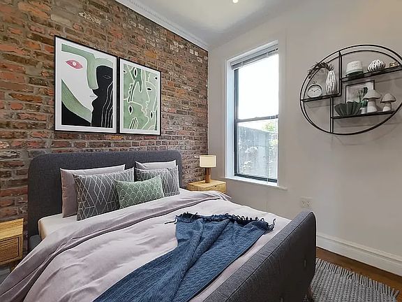 5th image of 107 Christopher St #32