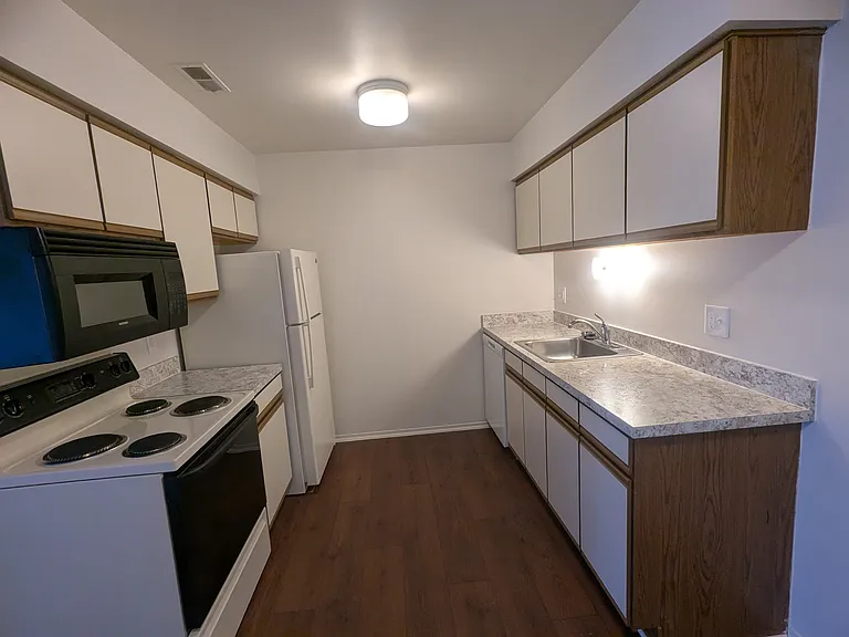 Lakeside Village Apartments — Photo 142