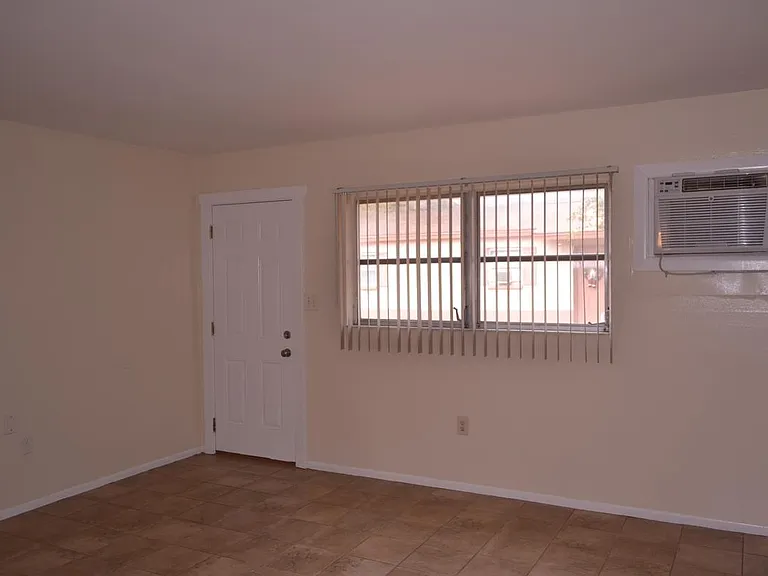 3102 W Varn Ave #B — Photo 3