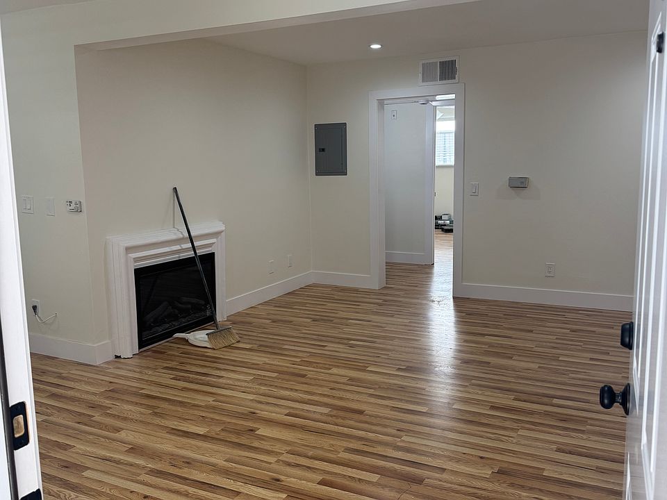 1st image of 15119 Burbank Blvd APT 3