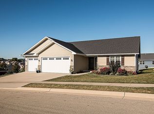 6527 N Wilshire Ln, Dubuque, IA 52003