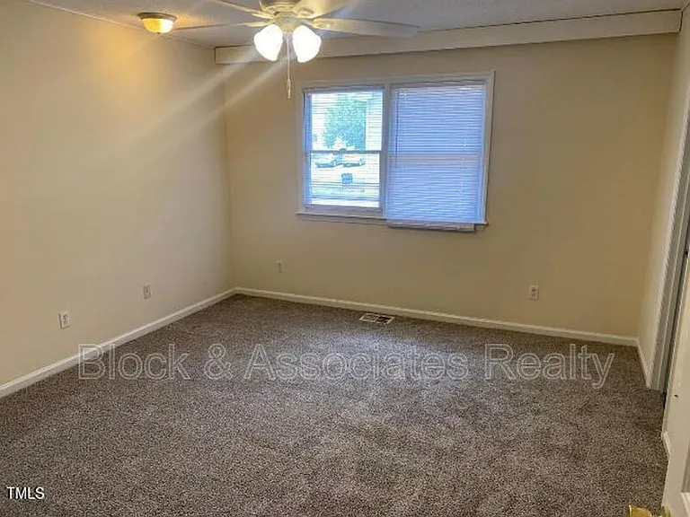 553 Darby Glen Ln — Photo 6