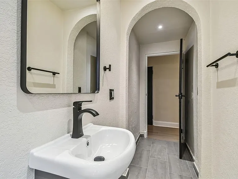 2102 W La Salle St — Photo 45