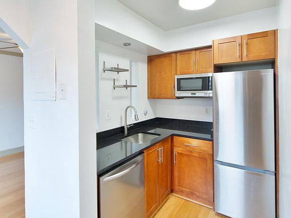 3rd image of 1363 K St SE APT 103