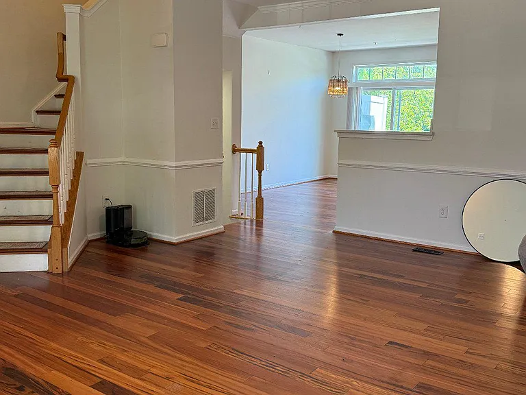 7581 Taunton Ct — Photo 5