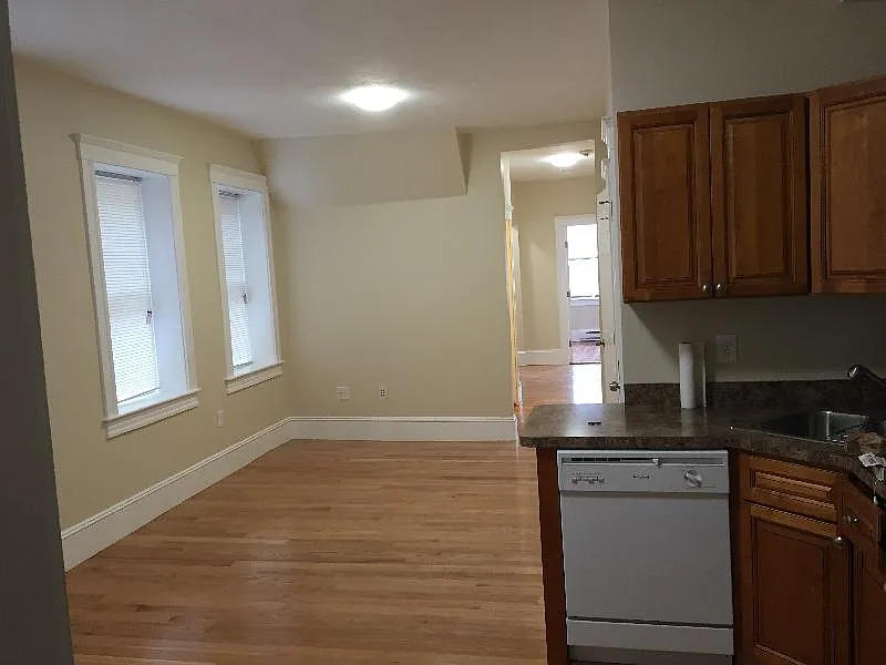 4 bed, 9999 sqft, $6,600 — Photo 2