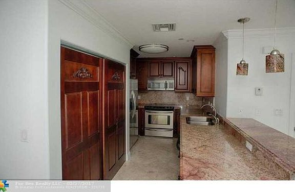 5th image of 2201 SE 18th St APT 310