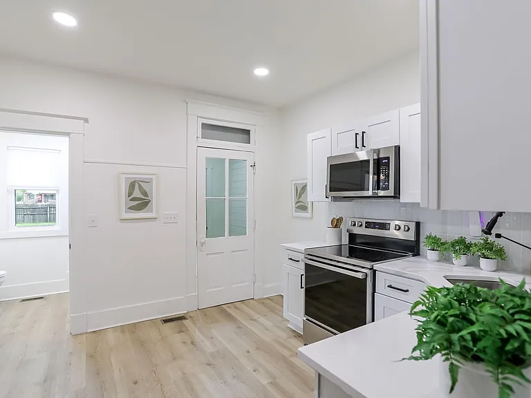 910 Sanders St — Photo 21