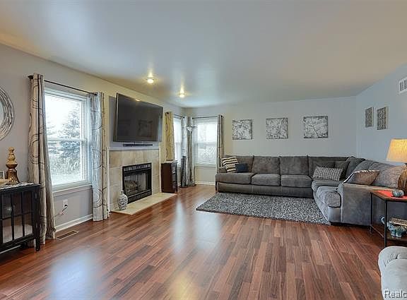 4th image of 53097 Hillsboro Dr