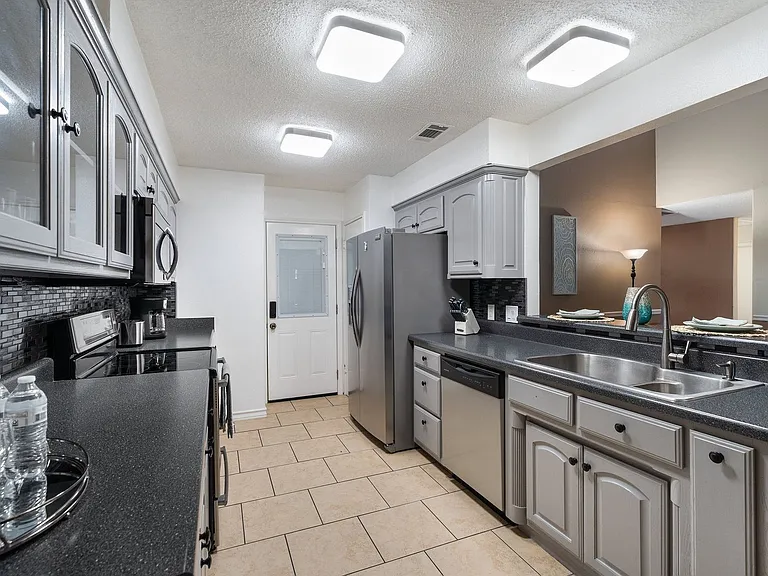 2403 N Carrier Pkwy — Photo 4