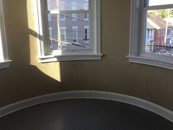 4th image of 46 S Mulberry St APT 4