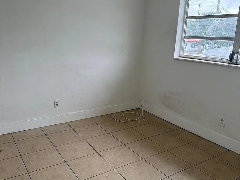 920 SE 2nd Ave — Photo 11