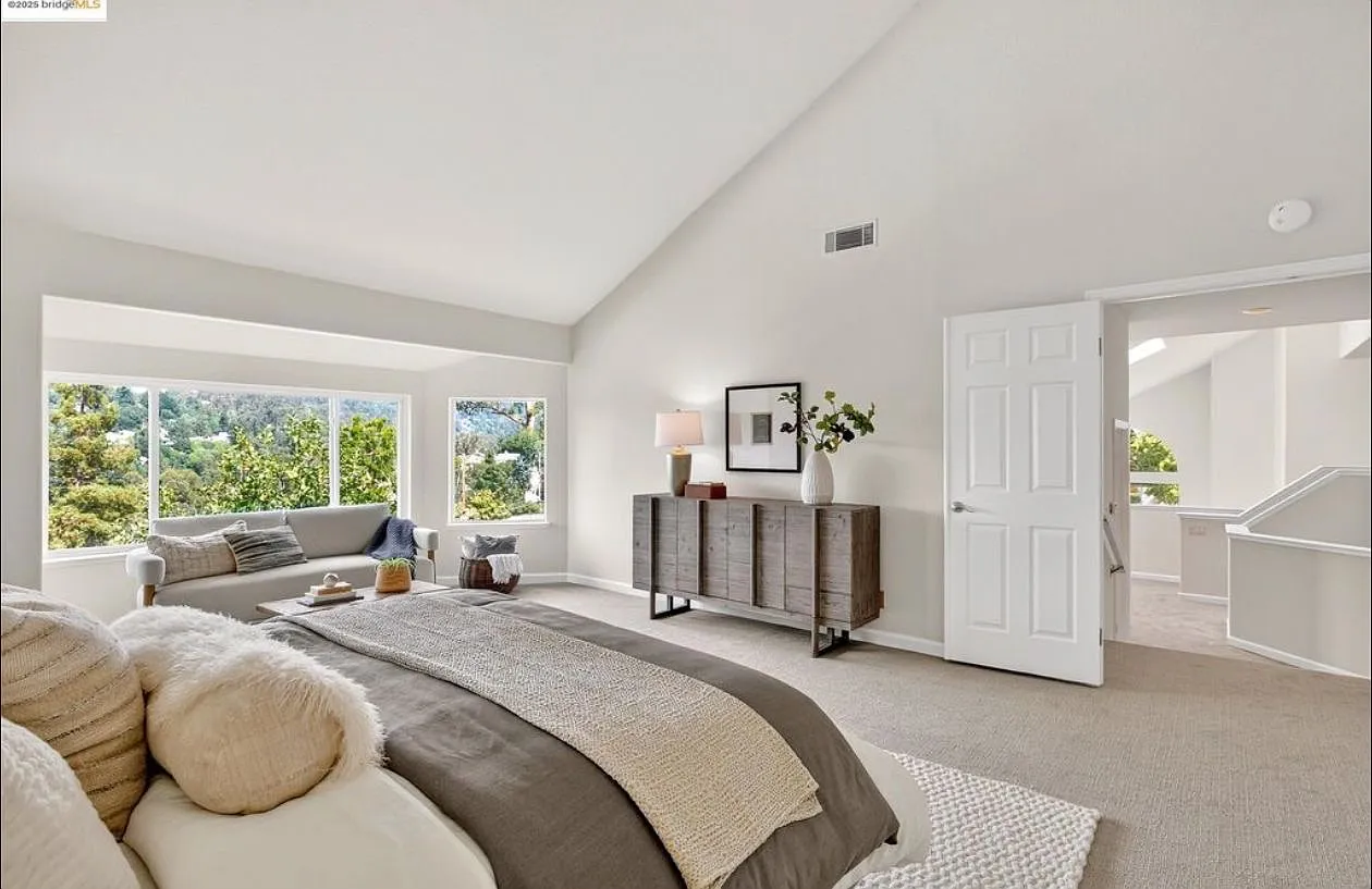5 bed, 3318 sqft, $9,750 — Photo 1