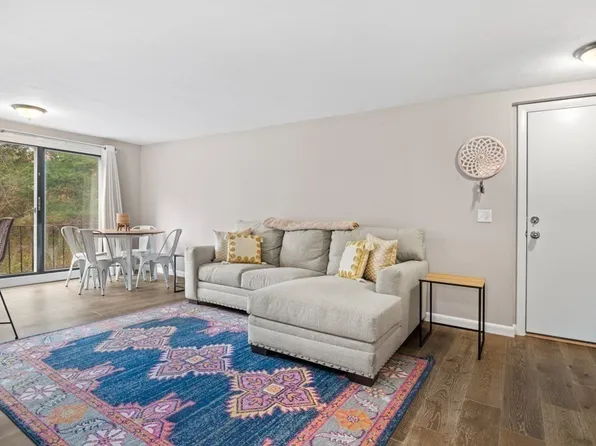 5 Glen Devin St, Amesbury, MA 01913