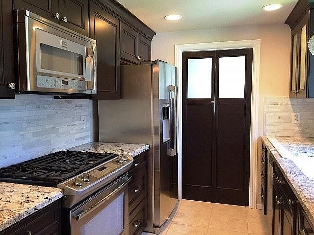 Kitchen with high end appliances, granite and cabinetry