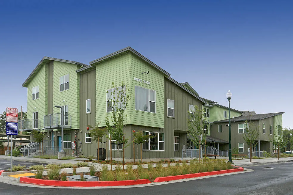 Esposti Park Apartments — Photo 1