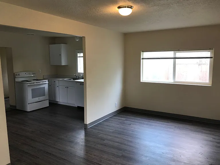 1087 E St — Photo 2