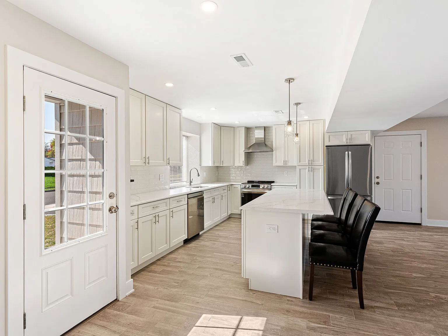 4 bed, 1904 sqft, $3,700 — Photo 3