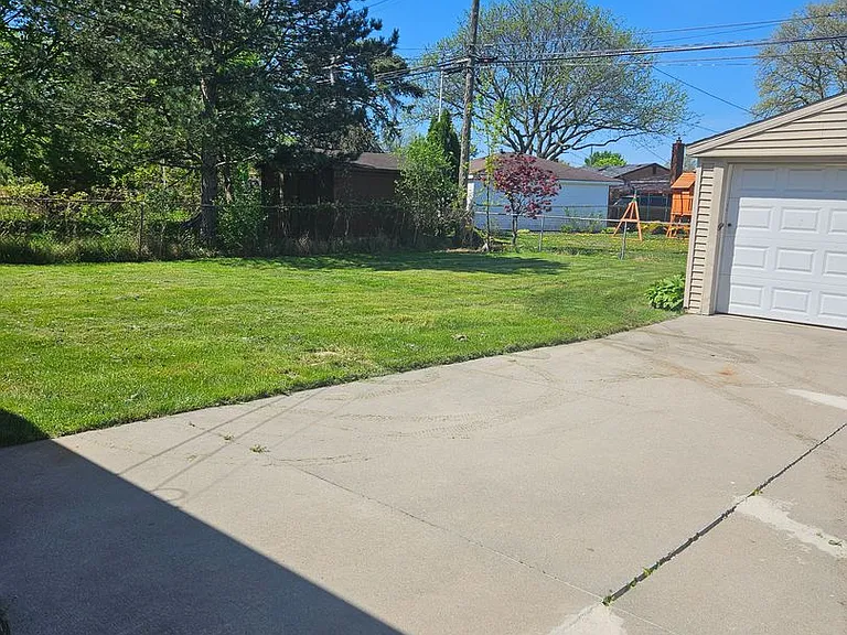 27261 Woodmont St — Photo 2